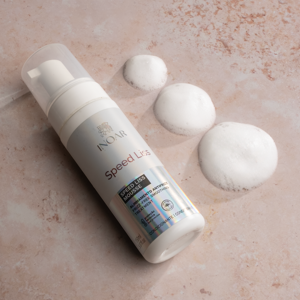 Lightweight smoothing mousse for reducing hair volume and frizz