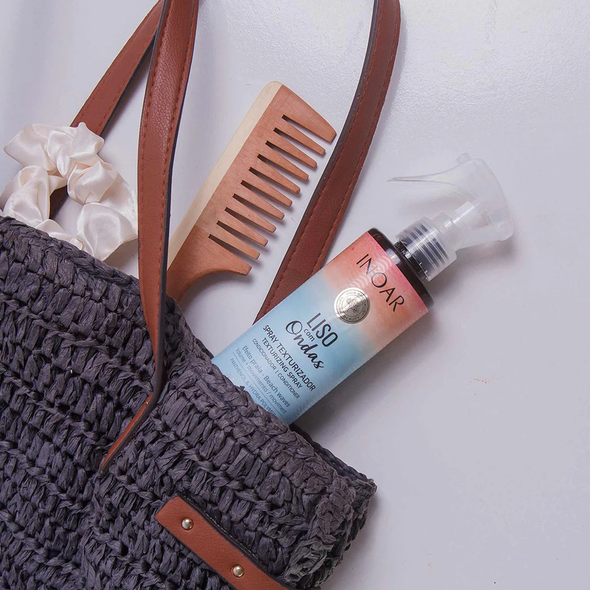 Beach hair styling spray with Hydra Polymer for flexible waves